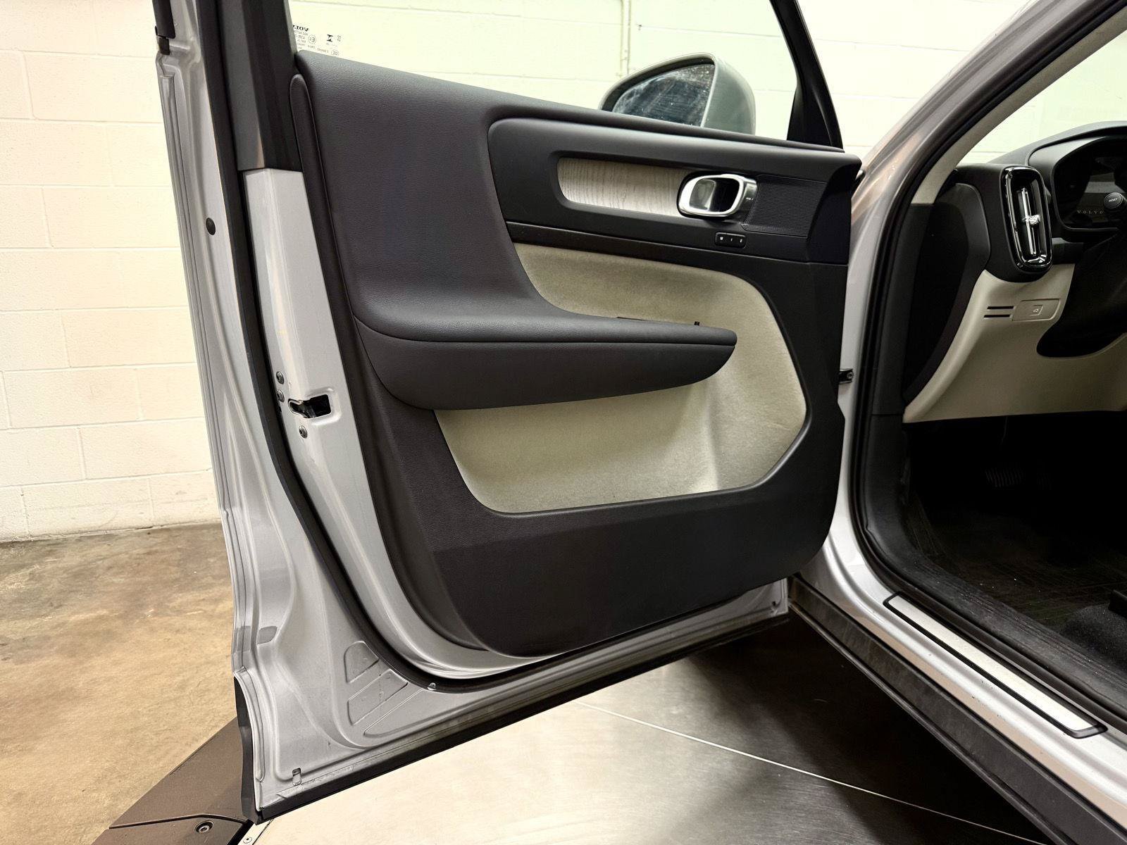 Used 2023 Volvo XC40 B5 Plus w/ Protection Package Premier AWD/4WD image 10
