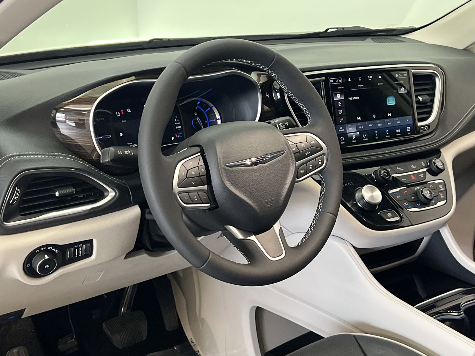 Used 2023 Chrysler Pacifica Limited image 14