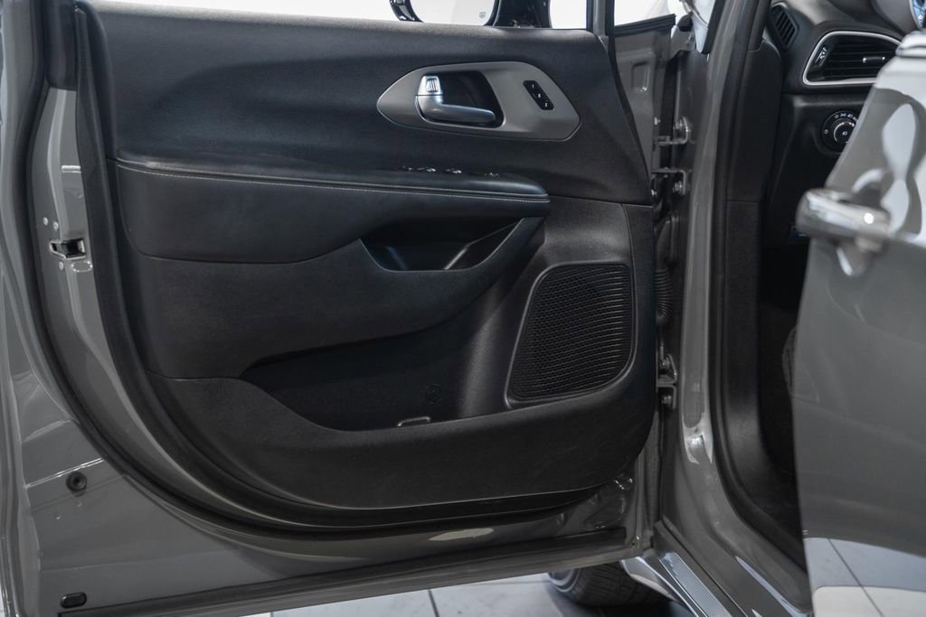 Used 2025 Chrysler Pacifica Select FWD image 40