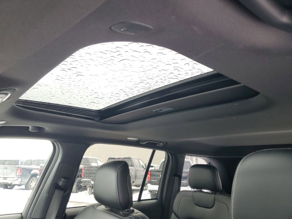 Used 2025 Jeep Grand Cherokee Altitude image 24