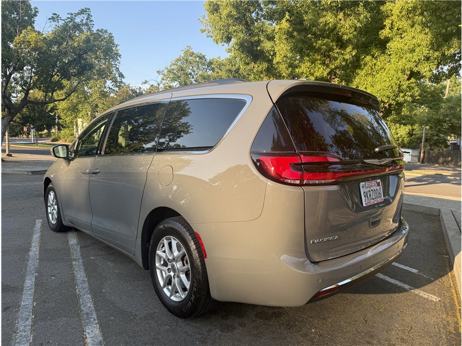 Used 2022 Chrysler Pacifica Touring-L FWD image 7
