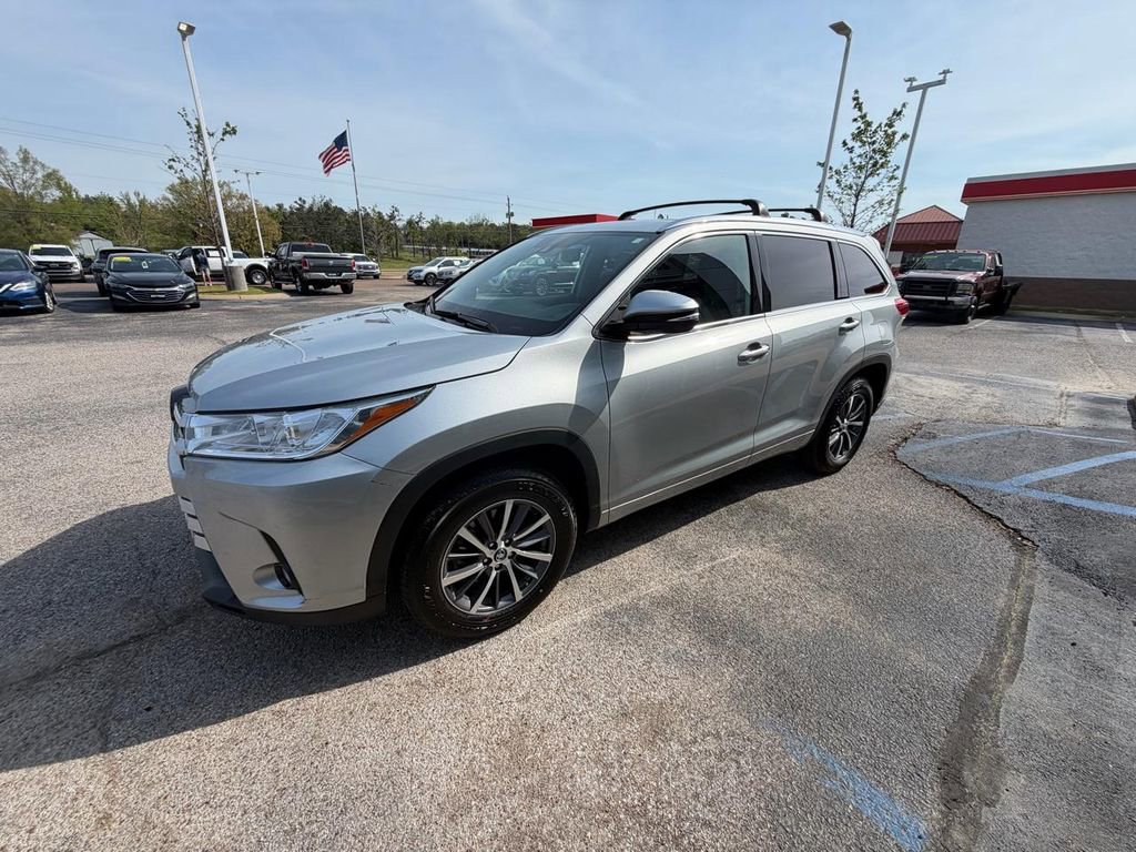 Used 2018 Toyota Highlander XLE FWD image 3