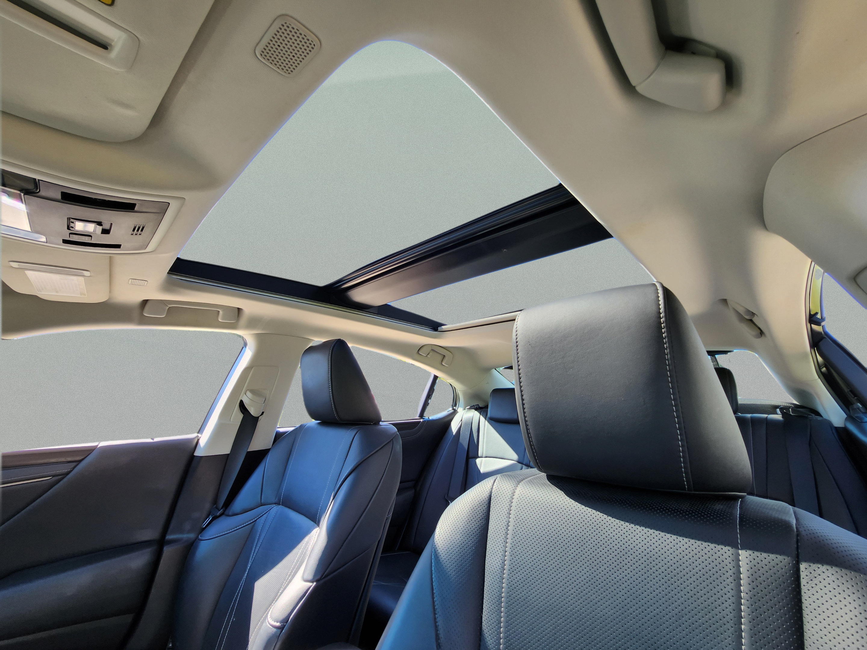 Certified 2022 Lexus ES 350 Ultra Luxury w/ Accessory Package 2 FWD image 16