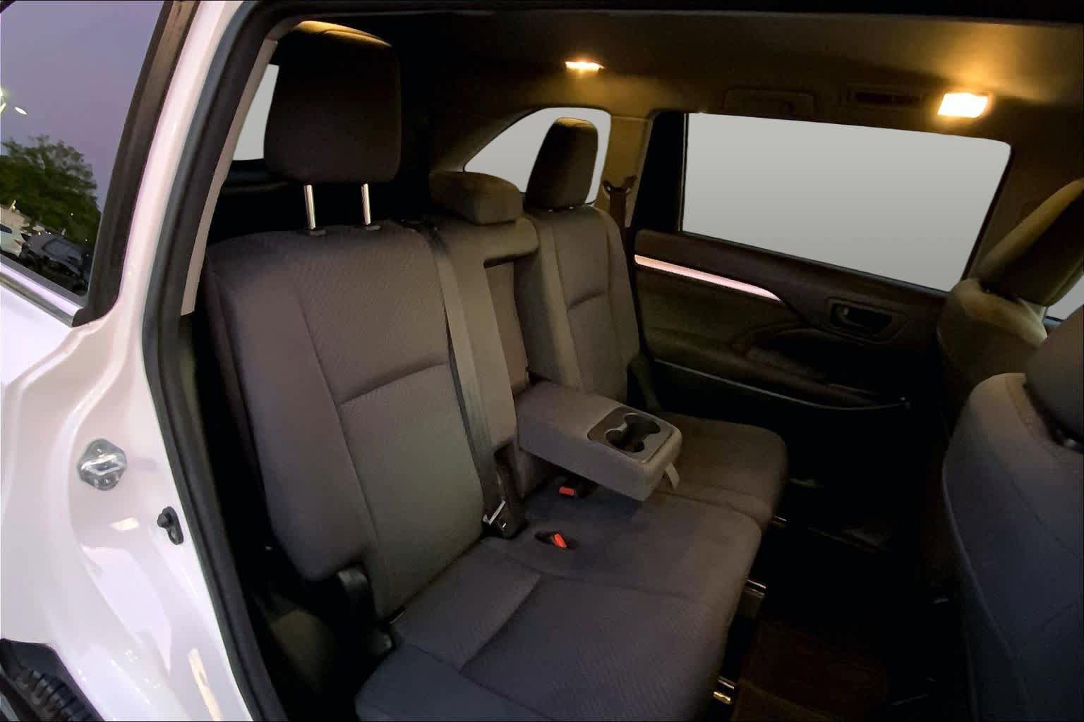 Used 2017 Toyota Highlander LE FWD image 19