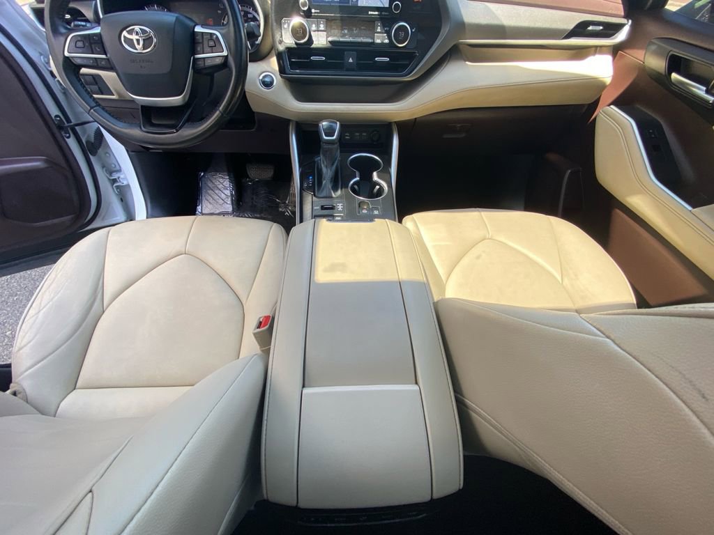 Used 2022 Toyota Highlander XLE AWD/4WD image 11