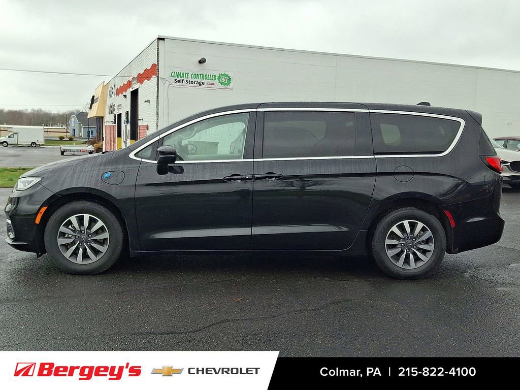 Used 2023 Chrysler Pacifica Touring-L image 9