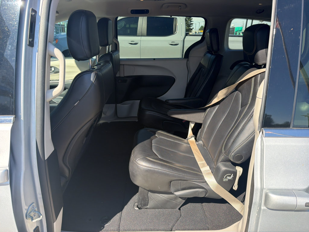 Used 2023 Chrysler Pacifica Touring-L FWD image 8