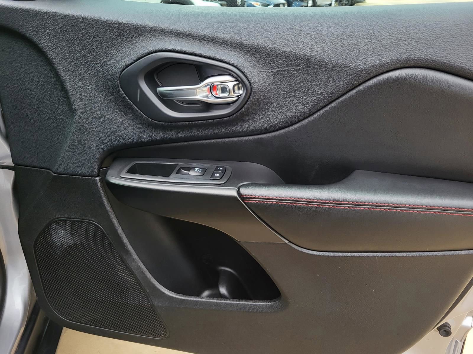Used 2019 Jeep Cherokee Trailhawk AWD/4WD image 7