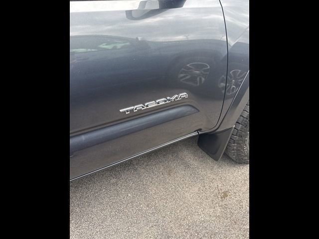 Used 2022 Toyota Tacoma SR5 AWD/4WD image 9