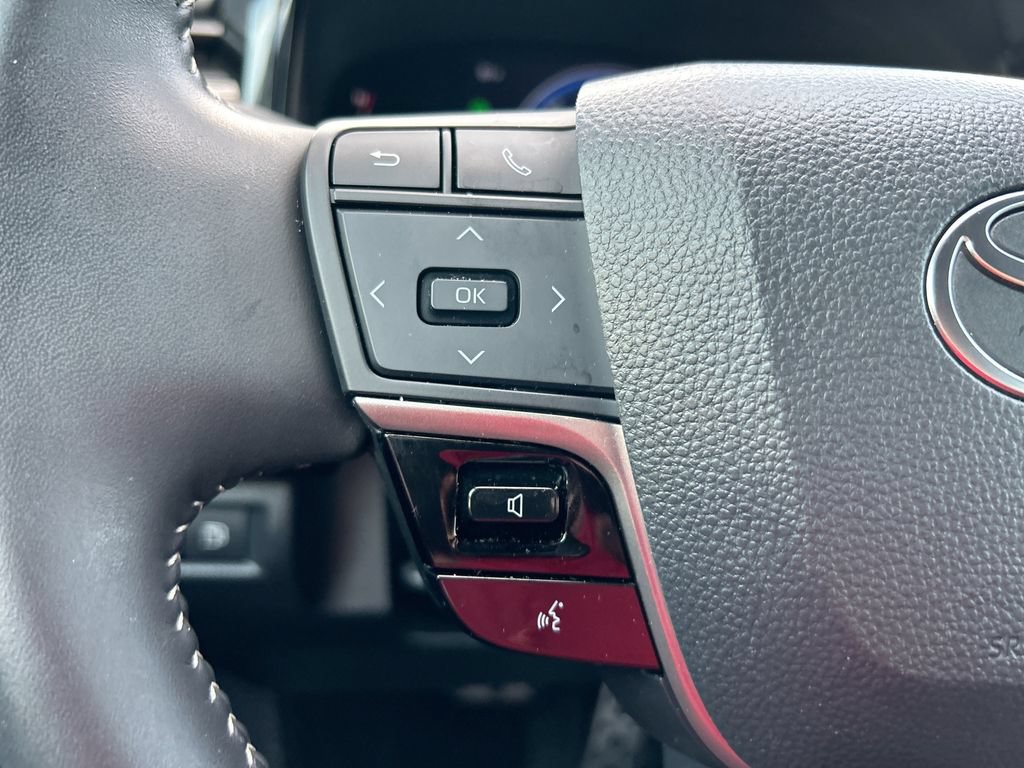 Used 2025 Toyota Camry SE w/ Convenience Package FWD image 16