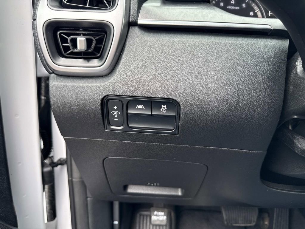 Used 2023 Kia Sorento LX image 11