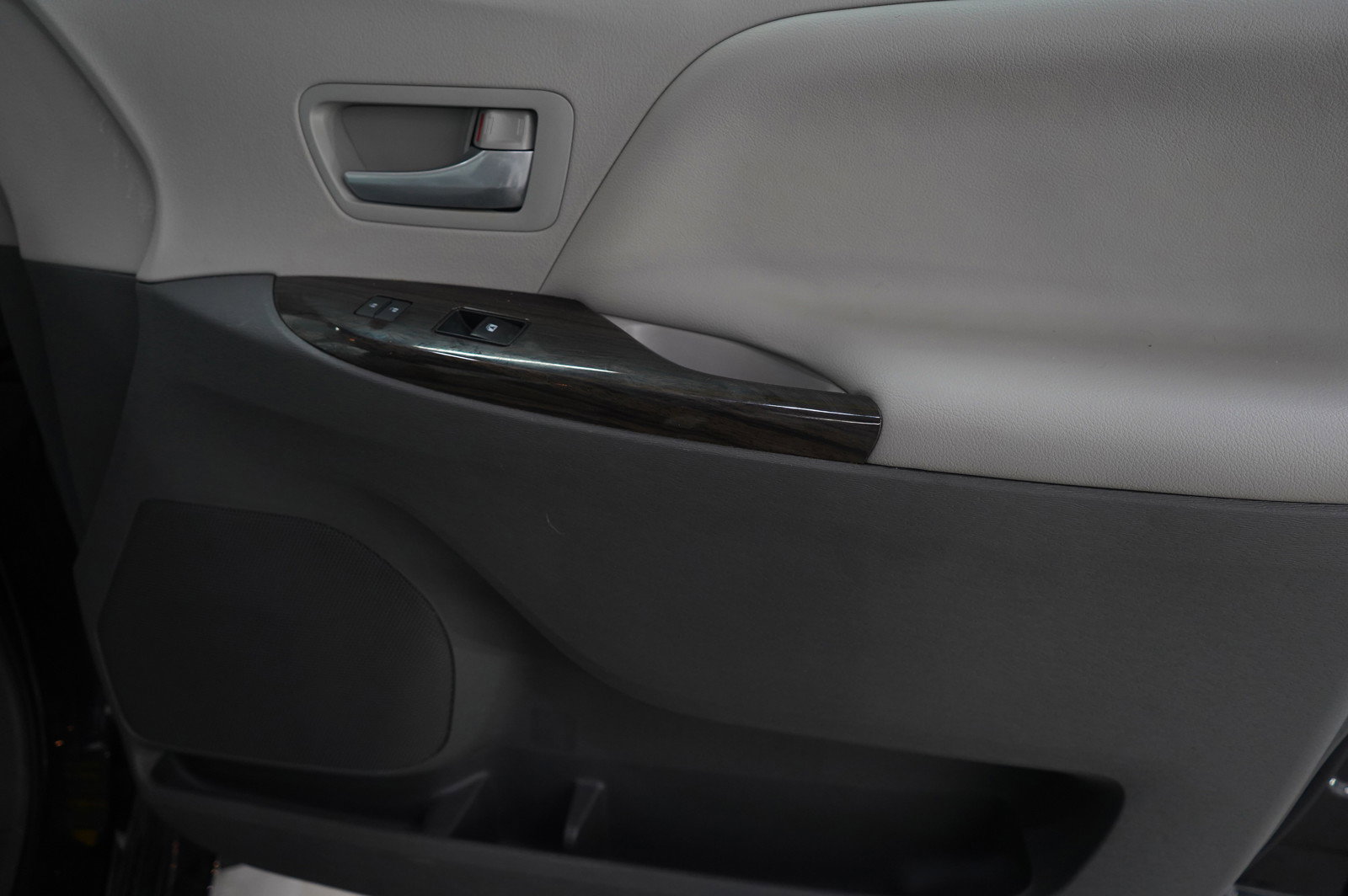 Used 2017 Toyota Sienna XLE image 9