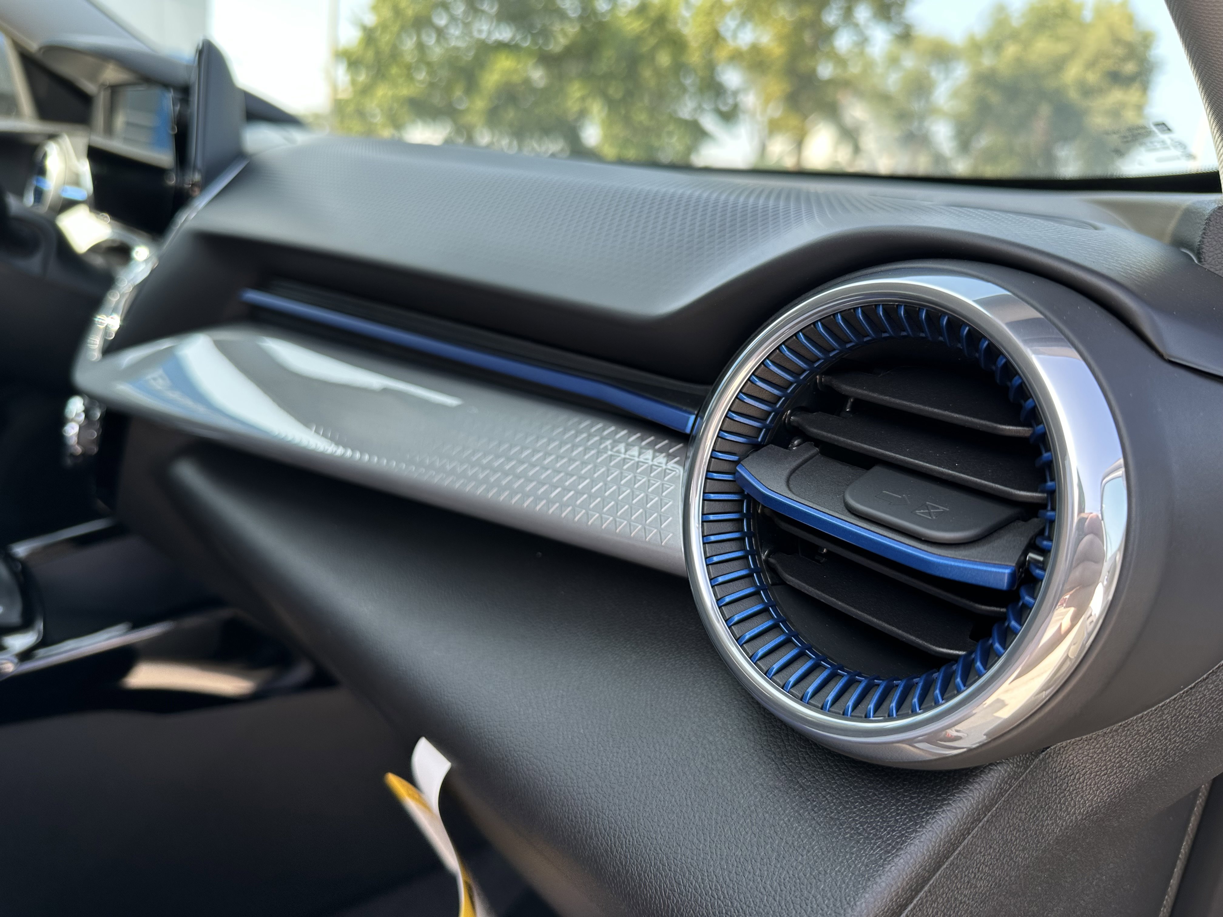 New 2025 Chevrolet Trax LT w/ Driver Confidence Package image 30