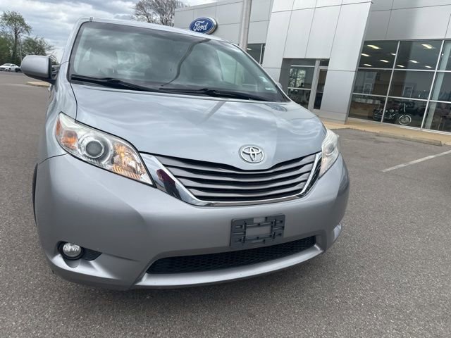 Used 2015 Toyota Sienna XLE w/ XLE Navigation Package FWD image 5