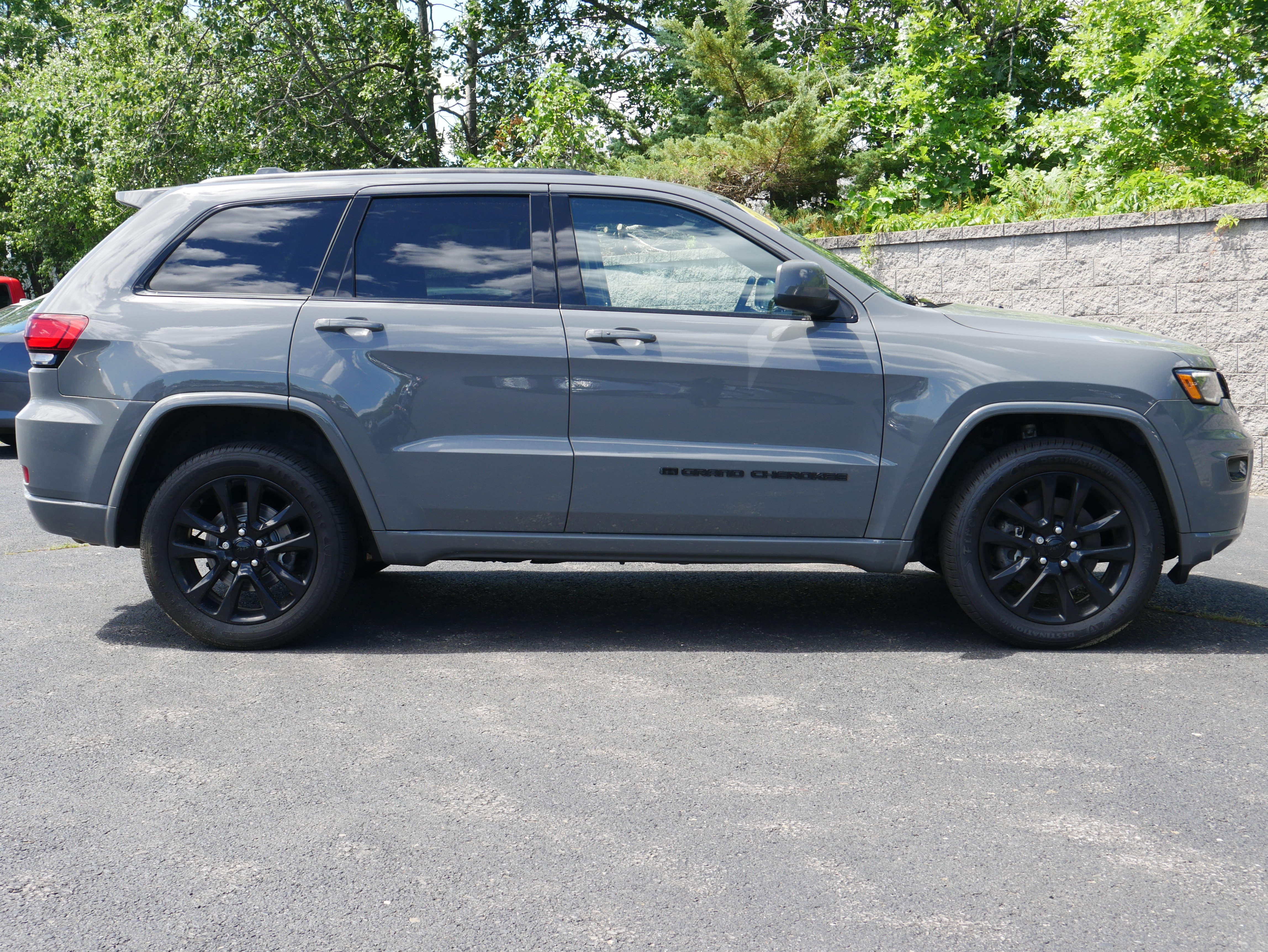 Used 2022 Jeep Grand Cherokee Laredo X AWD/4WD image 8