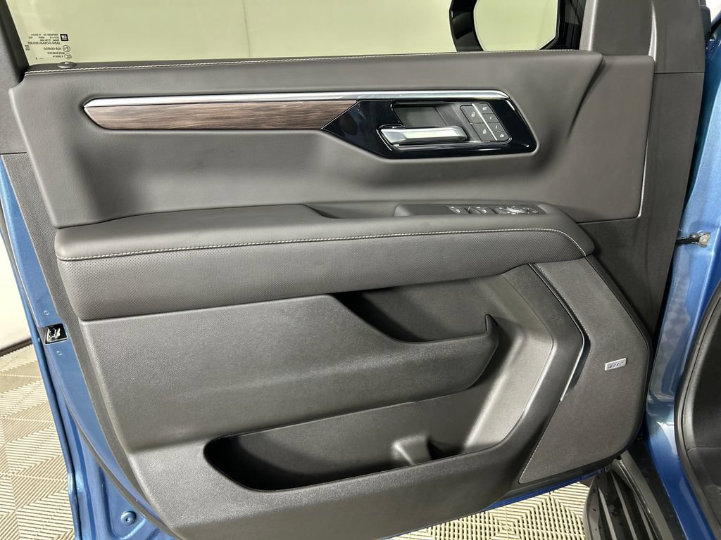 Used 2025 Chevrolet Suburban Premier AWD/4WD image 11