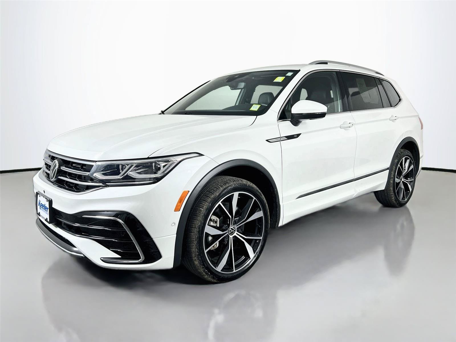 Used 2024 Volkswagen Tiguan SEL R-Line AWD/4WD image 2
