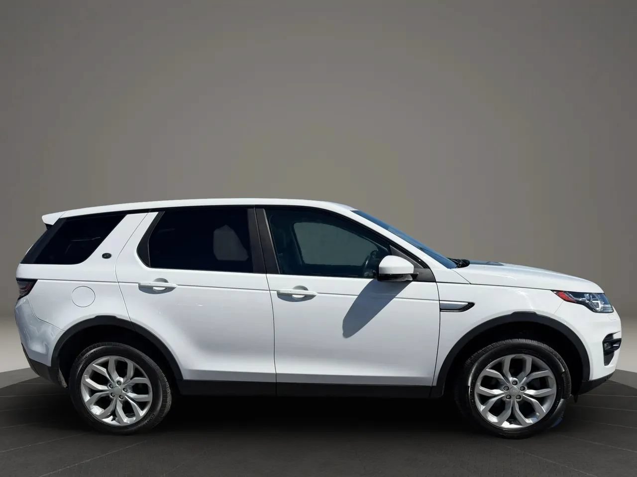 Used 2018 Land Rover Discovery Sport HSE AWD/4WD image 4