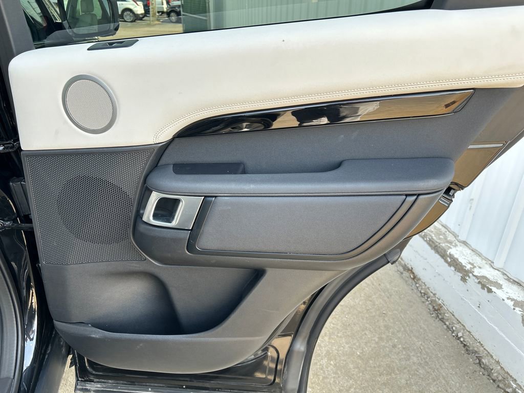 Used 2025 Land Rover Discovery S image 54