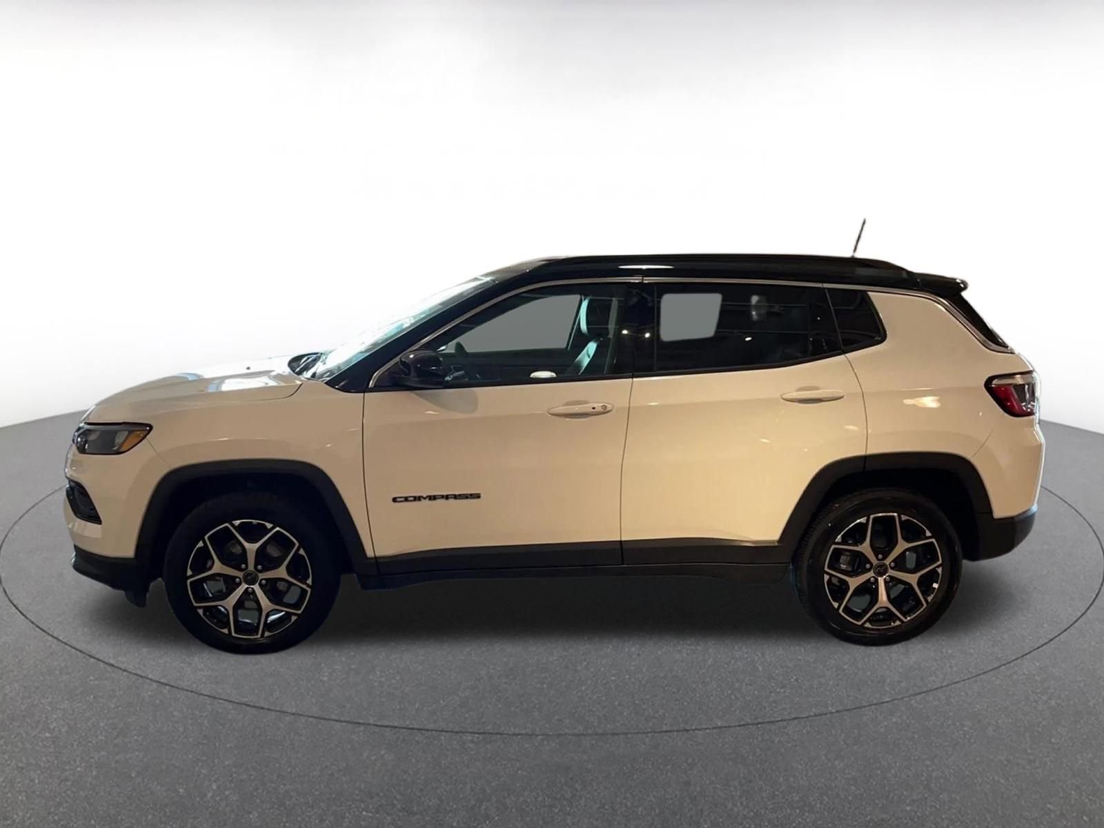 Used 2025 Jeep Compass Limited image 9