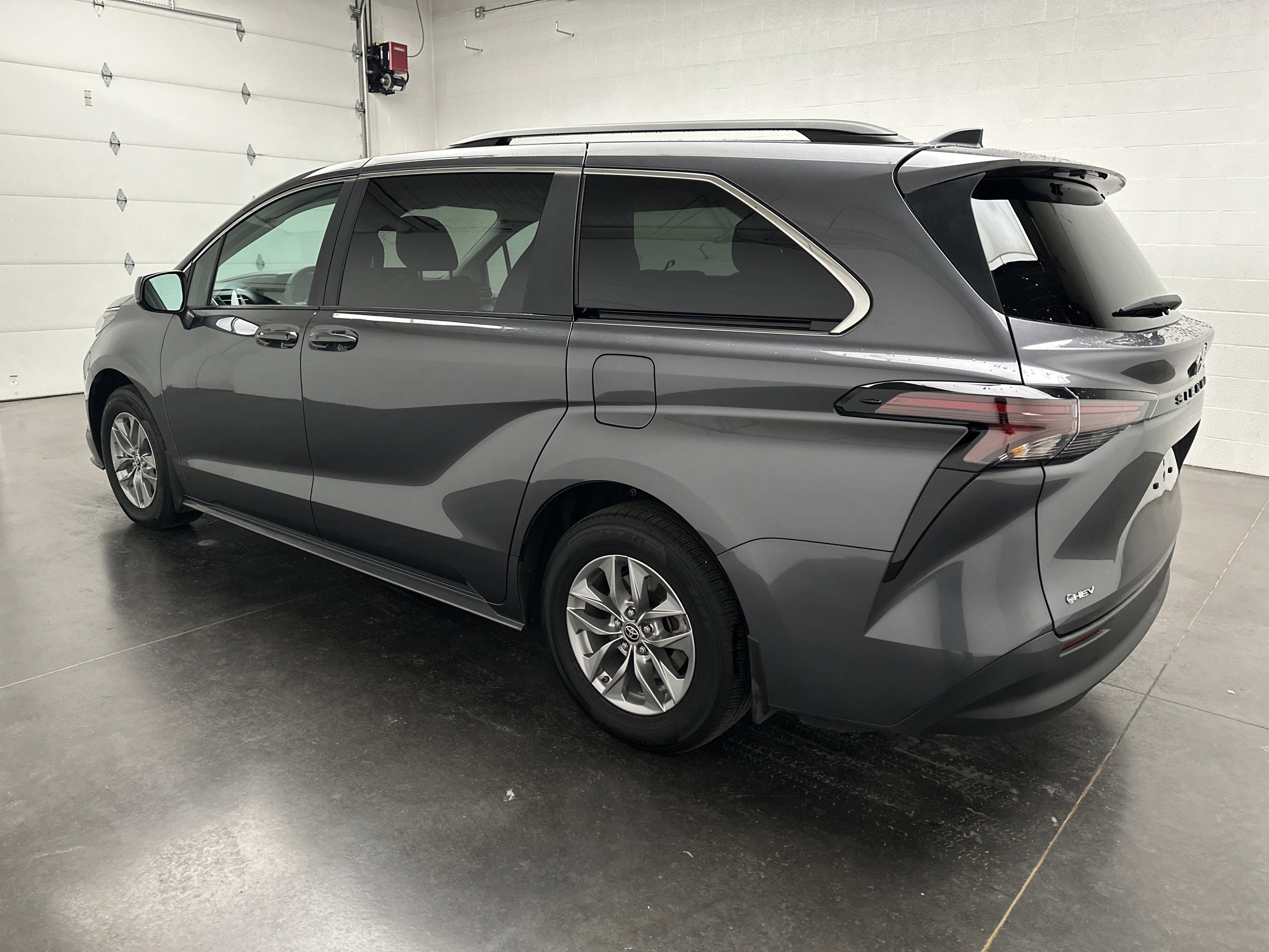 Used 2025 Toyota Sienna LE image 6