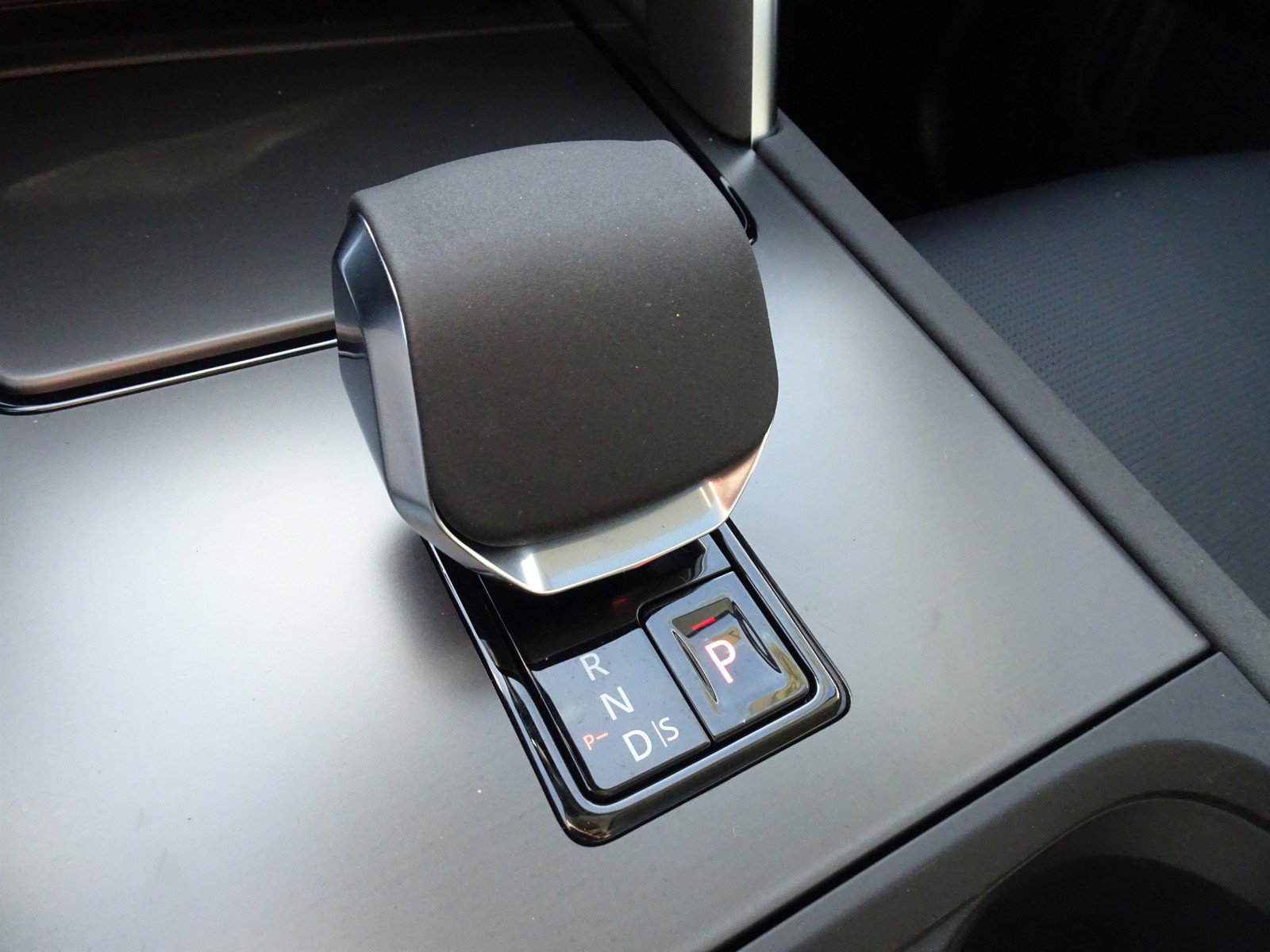 New 2025 Land Rover Discovery Sport S image 21