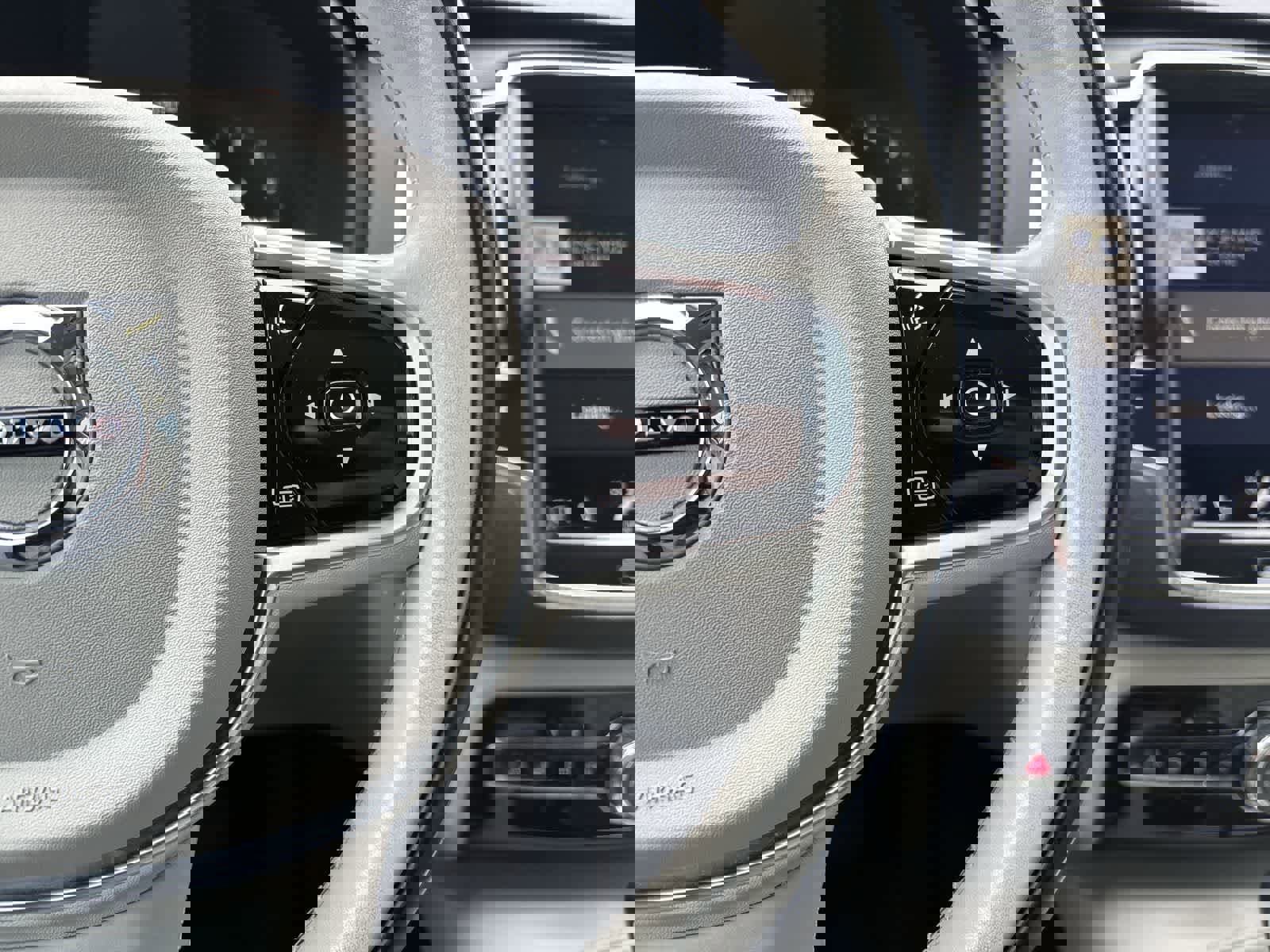 Used 2018 Volvo XC90 T6 Momentum w/ Convenience Package AWD/4WD image 8