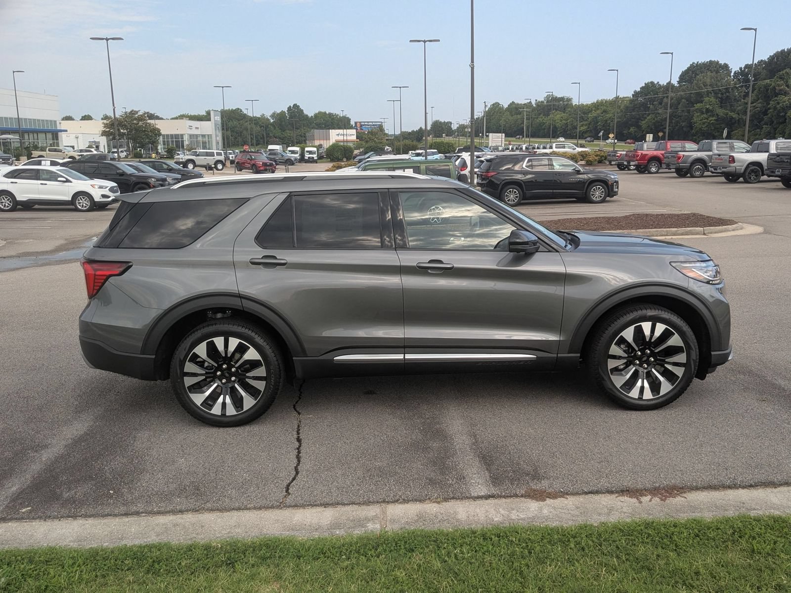New 2026 Ford Explorer Platinum w/ LUX Leather Package AWD/4WD image 2
