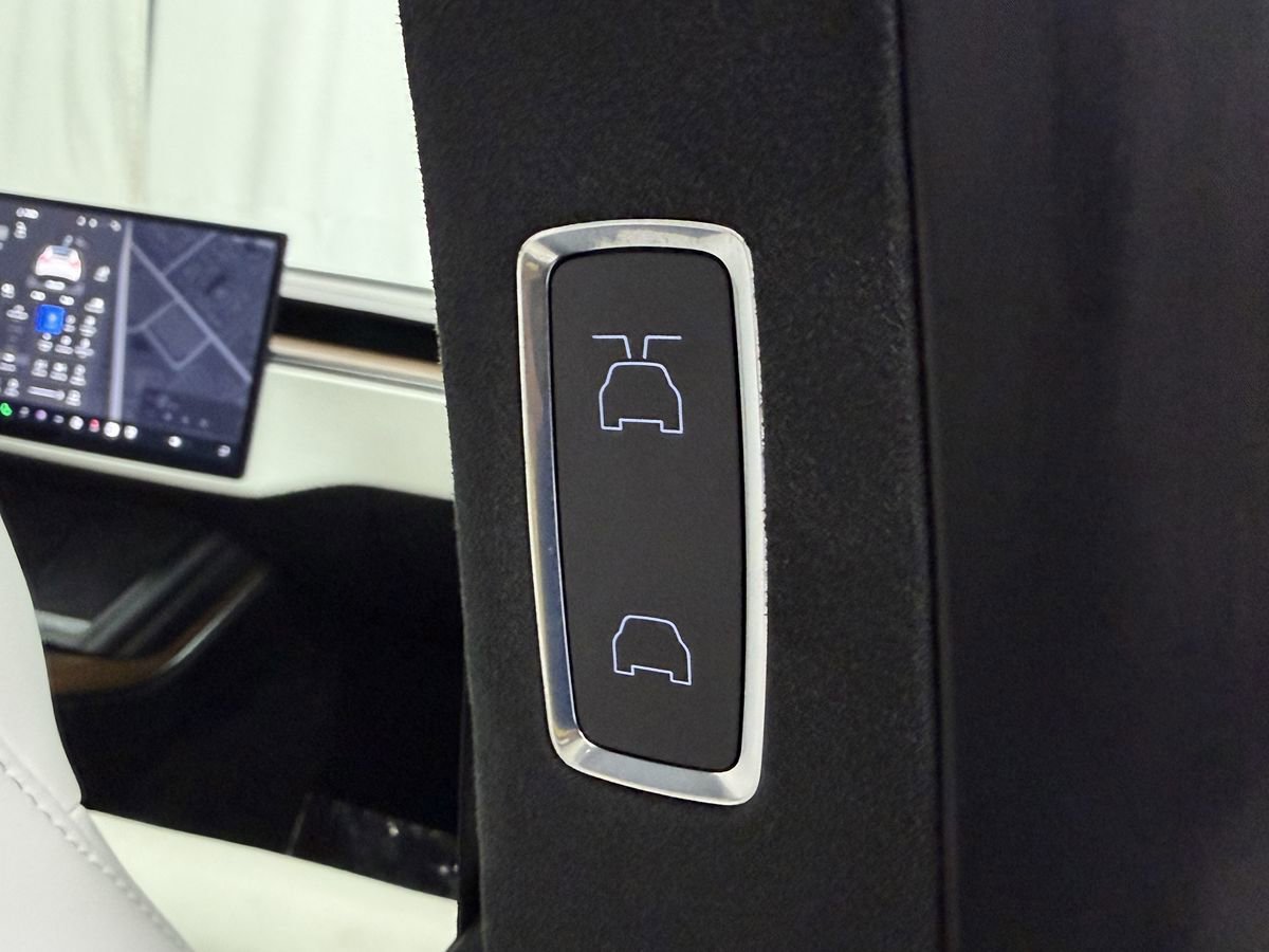 Used 2022 Tesla Model X image 32