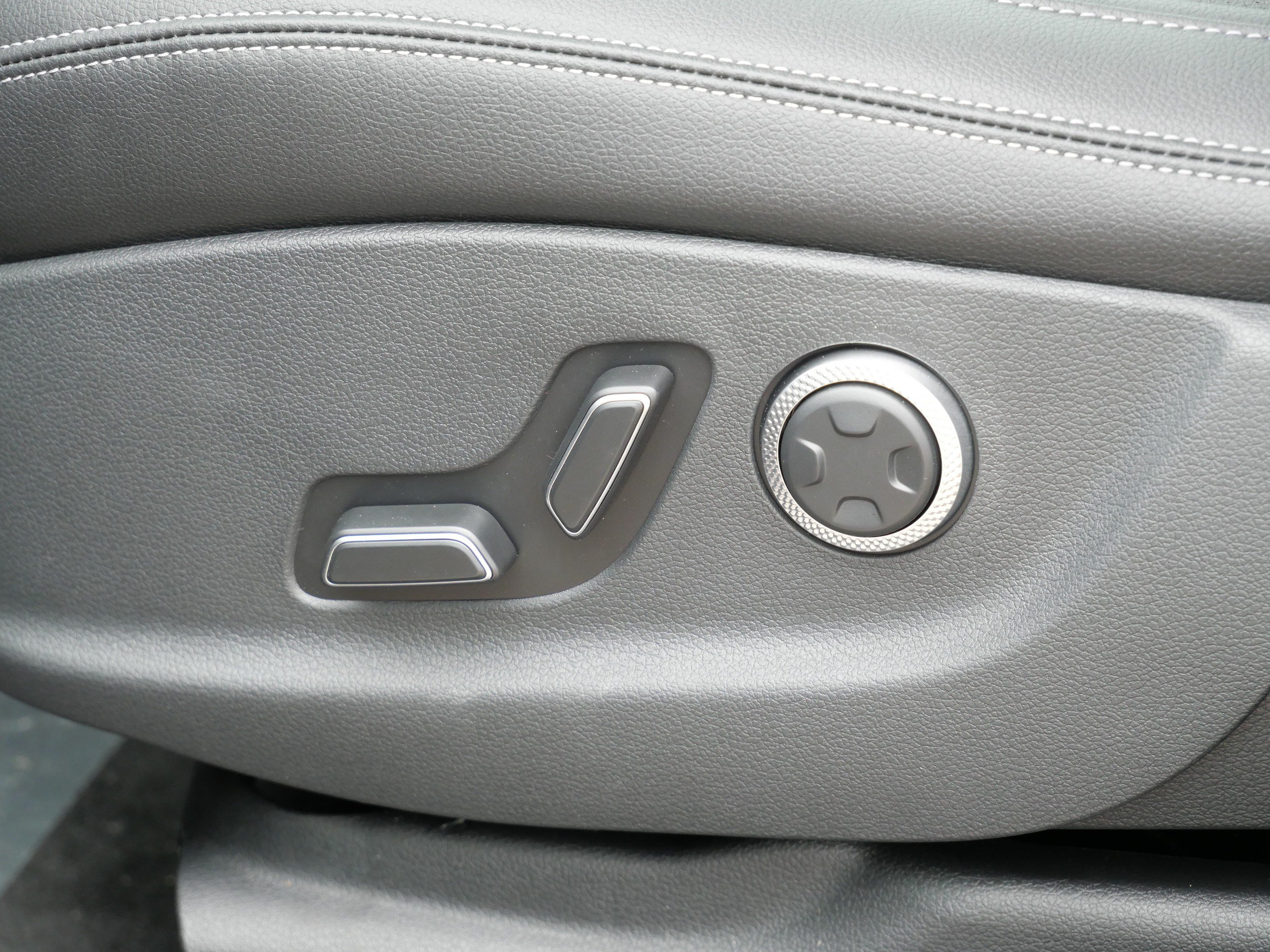 New 2026 Genesis GV70 2.5T Select AWD/4WD image 5
