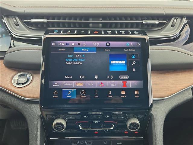 Used 2022 Jeep Grand Cherokee Summit w/ Luxury Tech Group V AWD/4WD image 13