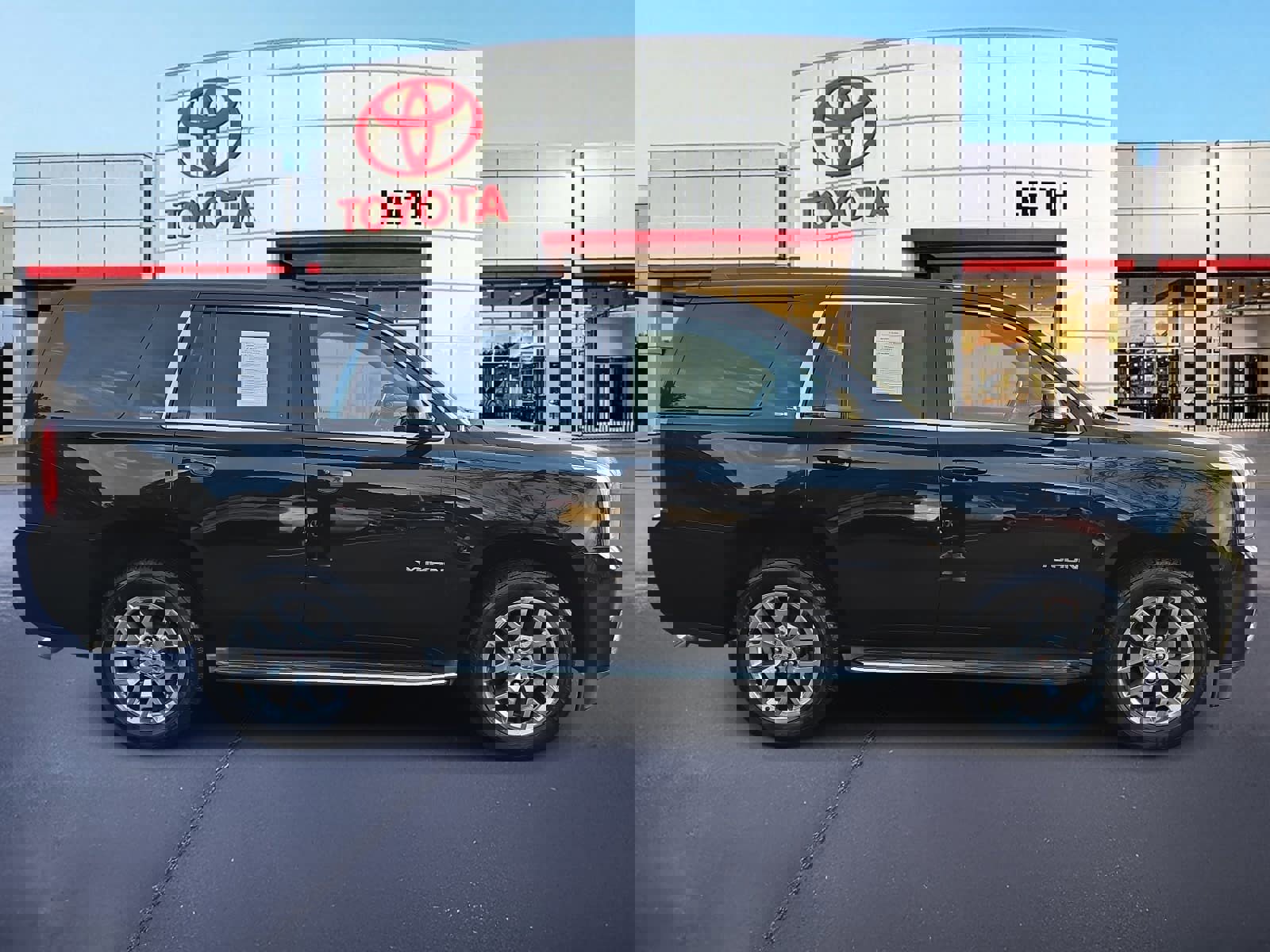 Used 2016 GMC Yukon SLT w/ HD Trailering Package image 4