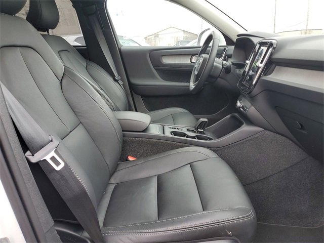 Used 2025 Volvo XC40 B5 Core image 27