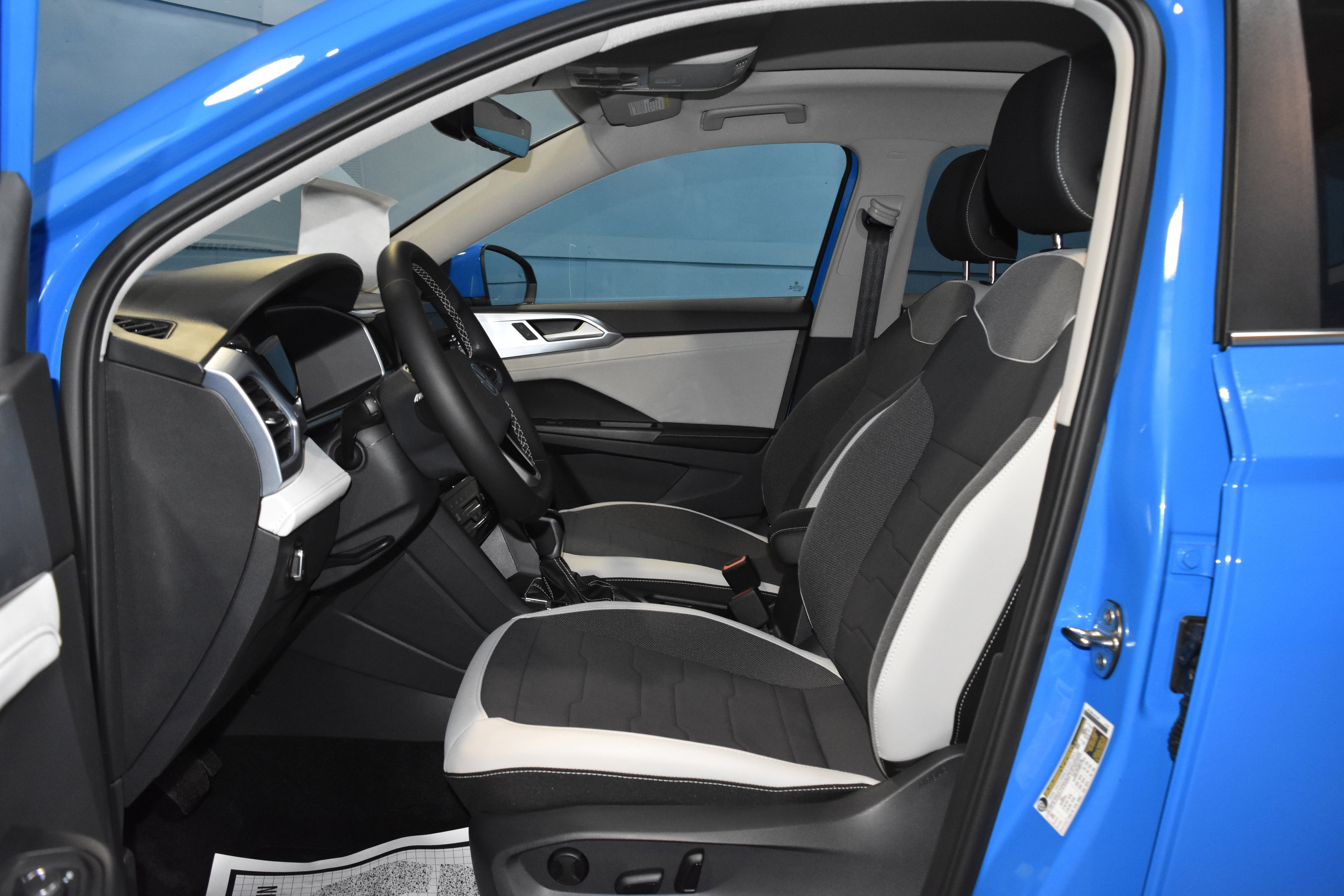 New 2025 Volkswagen Taos SE image 5