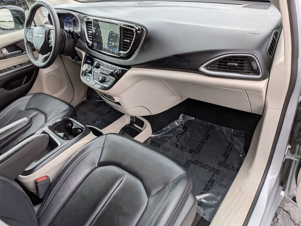 Used 2024 Chrysler Pacifica Touring-L image 30