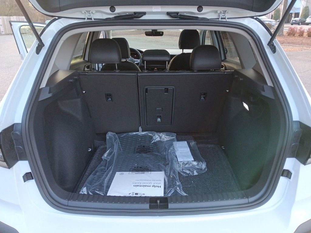 Used 2025 Volkswagen Taos SE image 21