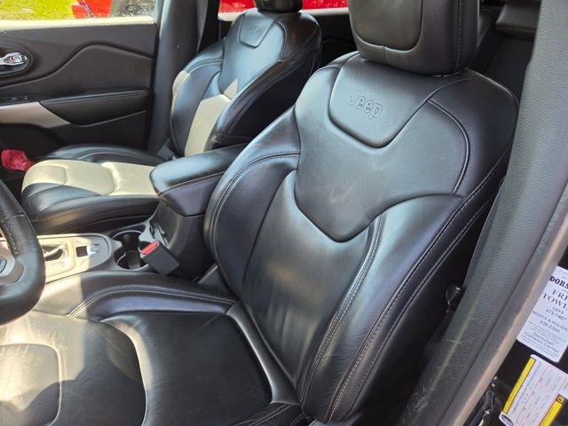 Used 2017 Jeep Cherokee Limited image 2