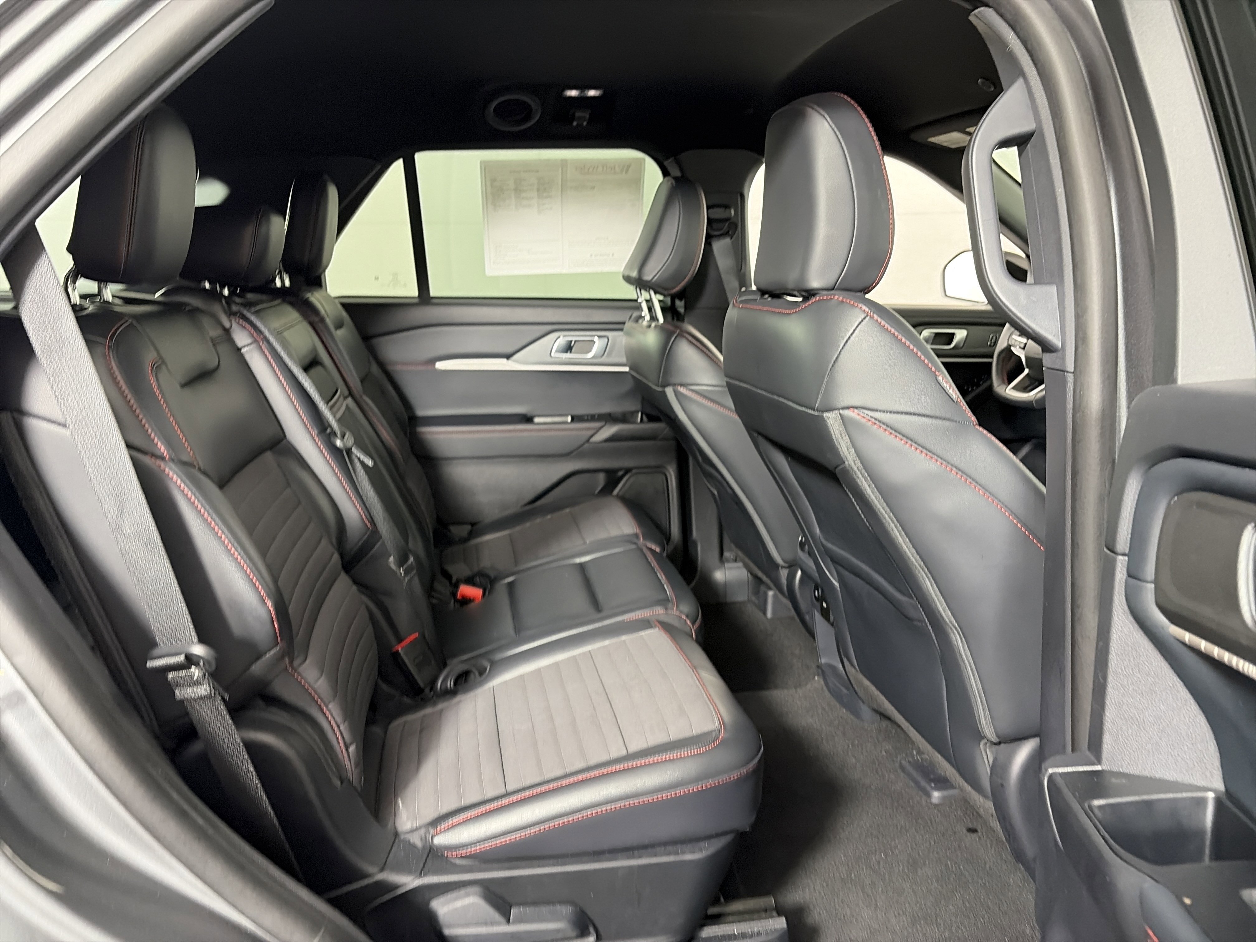 Used 2025 Ford Explorer ST-Line w/ ST-Line Street Pack image 42