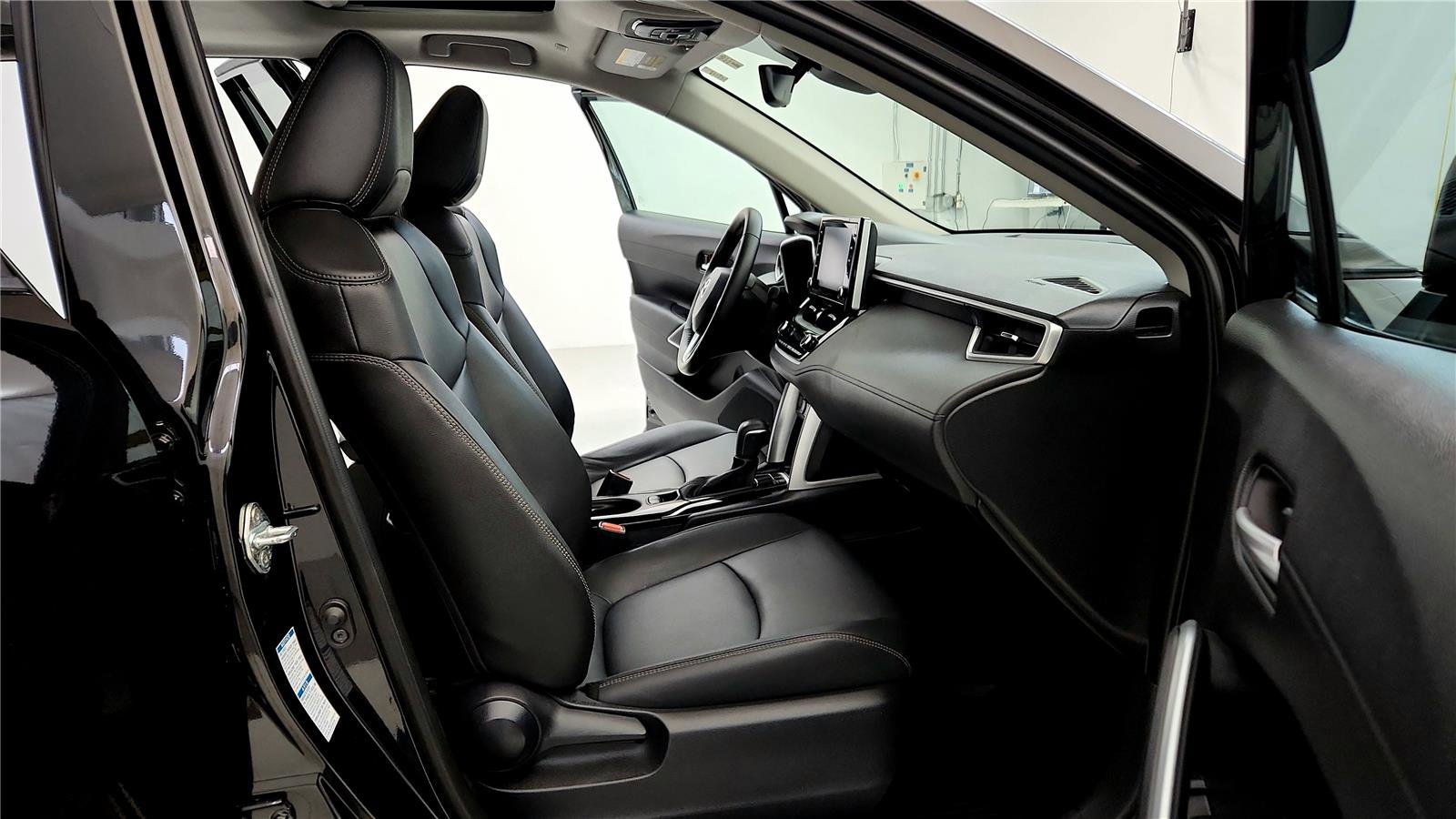 Used 2022 Toyota Corolla Cross XLE image 17