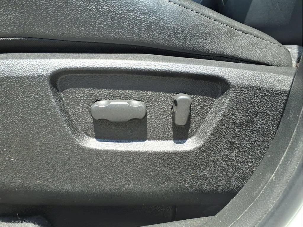 Used 2013 Chevrolet Captiva Sport LTZ FWD image 18