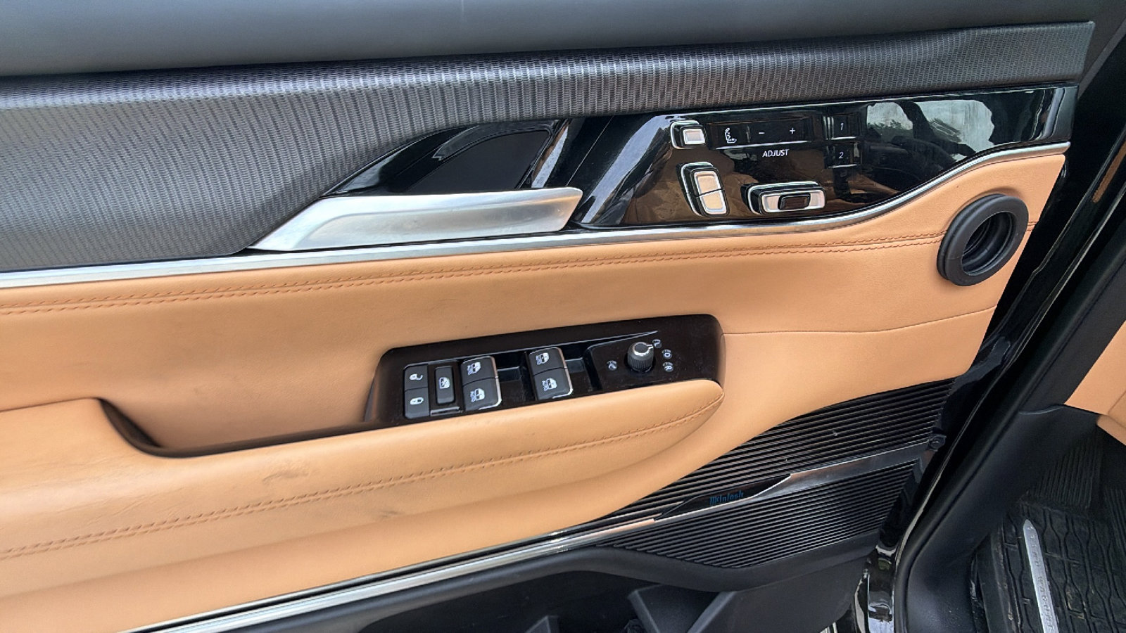Used 2025 Jeep Grand Wagoneer Series III w/ Rear Seat Video Group 1 AWD/4WD image 15
