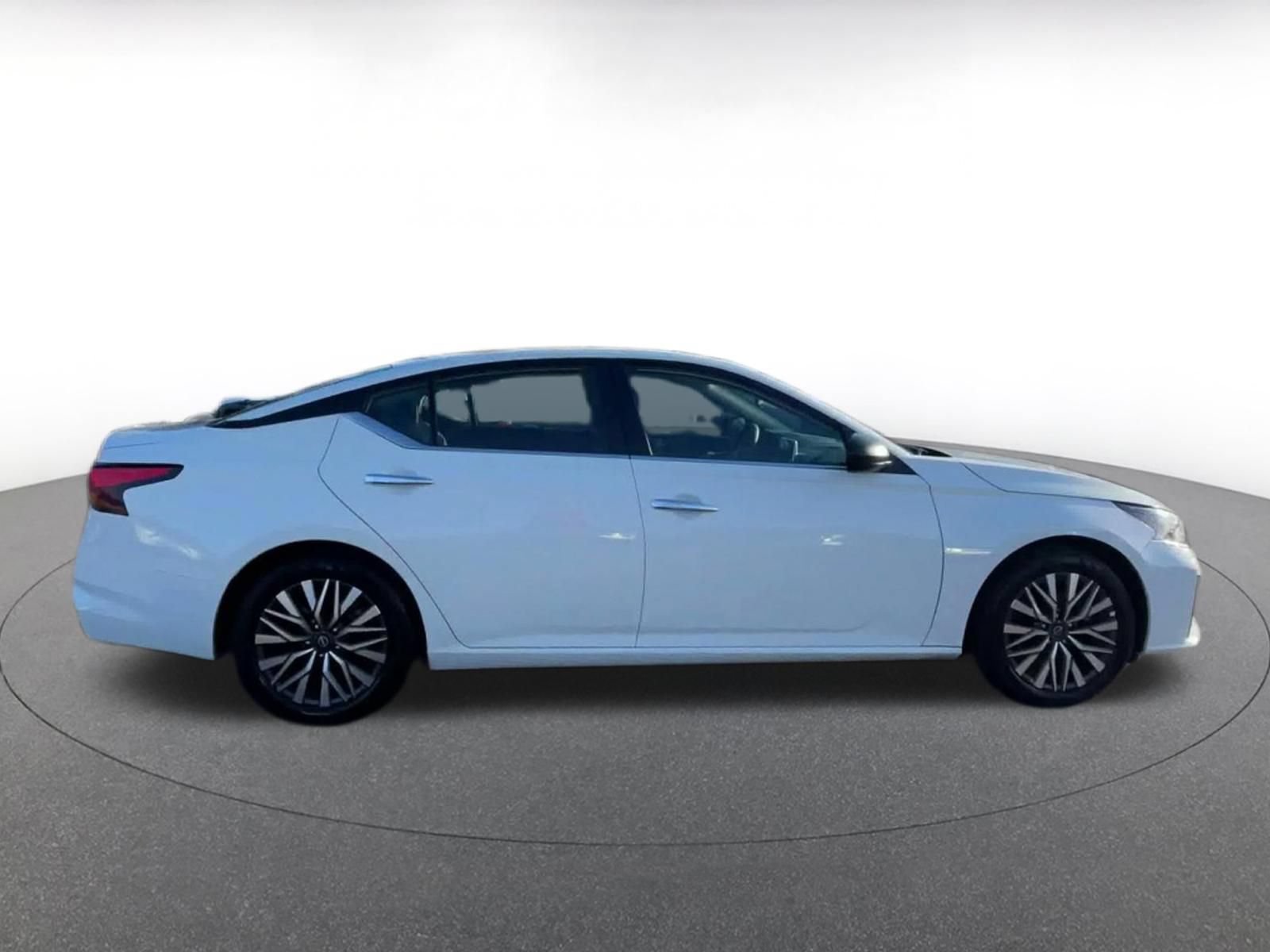 Used 2025 Nissan Altima 2.5 SV FWD image 15