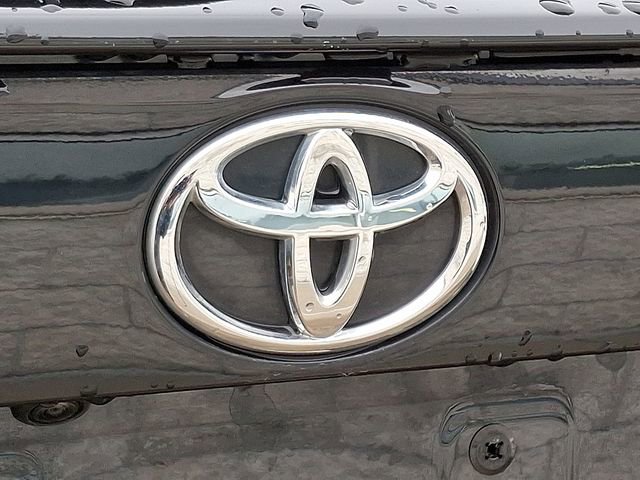 Used 2022 Toyota RAV4 XLE Premium AWD/4WD image 8