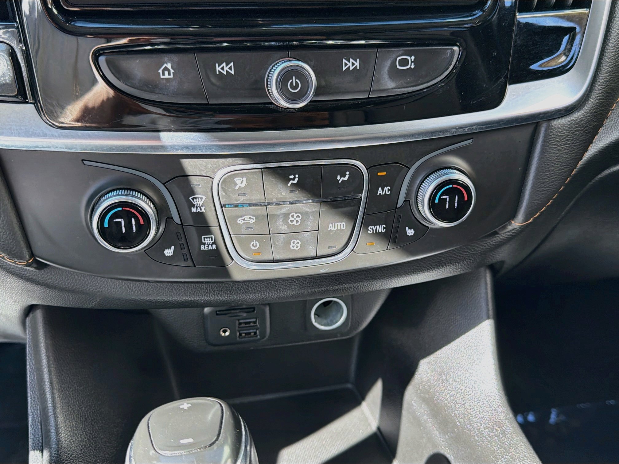 Used 2020 Chevrolet Traverse LT w/ LT Premium Package FWD image 15