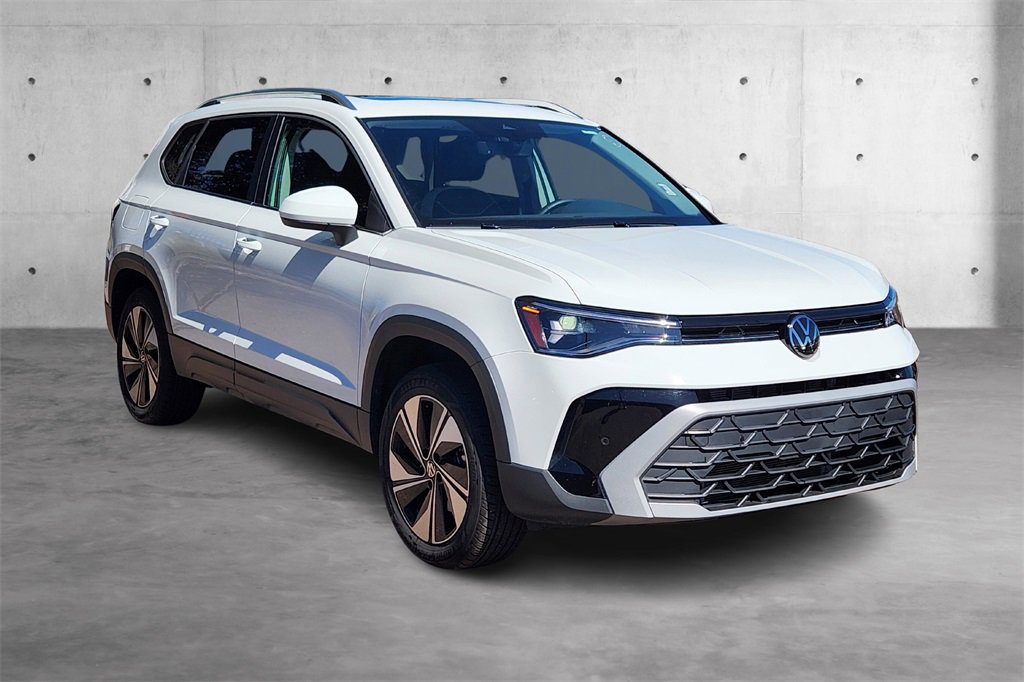 Used 2025 Volkswagen Taos SE image 1