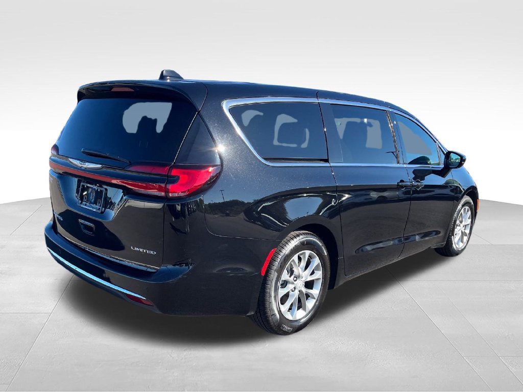 Used 2026 Chrysler Pacifica Limited FWD image 5