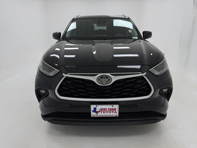 Used 2021 Toyota Highlander XLE FWD image 3