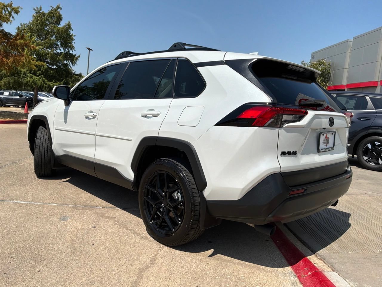 Used 2025 Toyota RAV4 XLE Premium FWD image 8