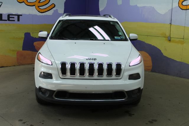 Used 2017 Jeep Cherokee Limited w/ Luxury Group AWD/4WD image 3