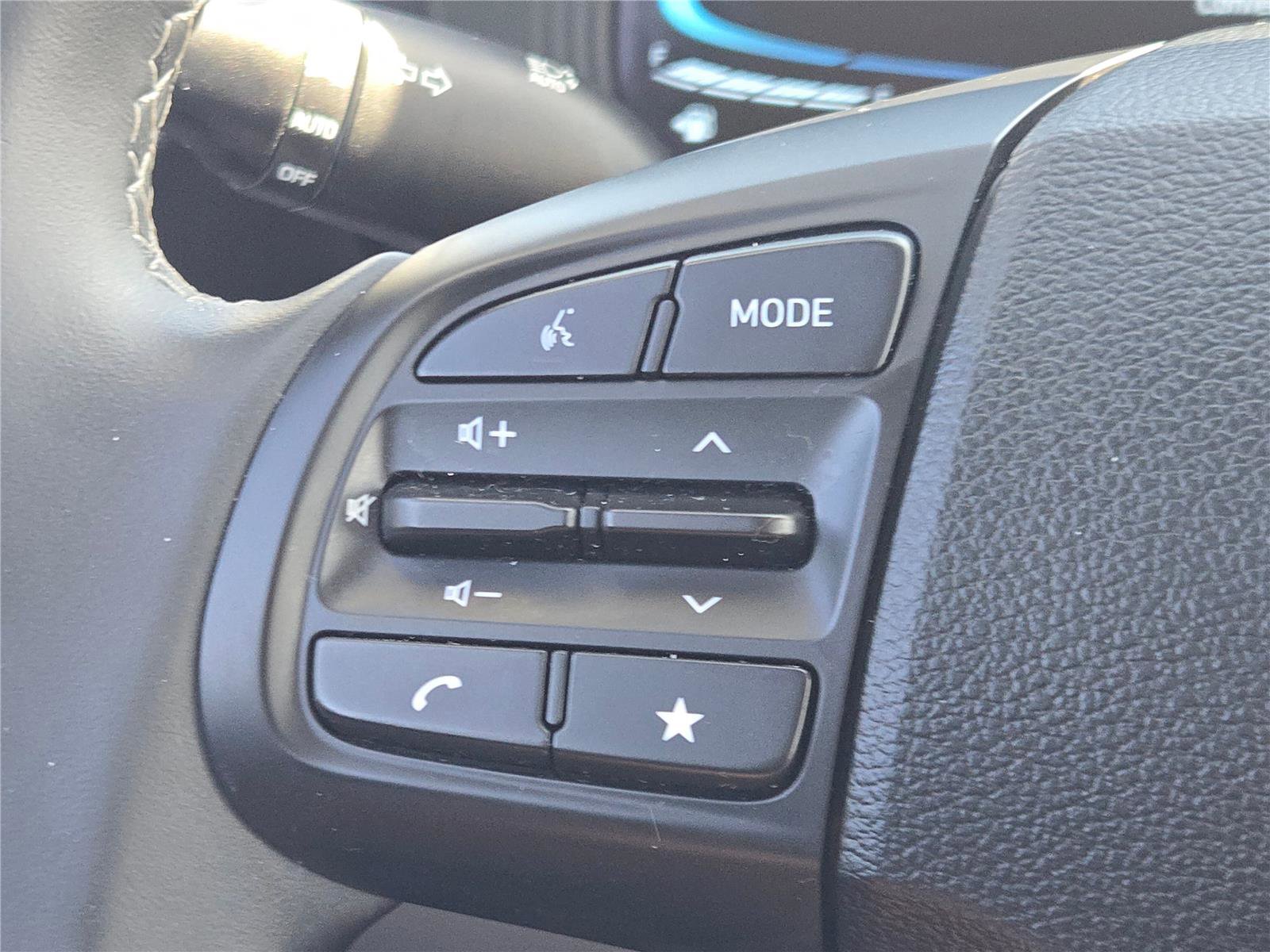 Used 2025 Hyundai Venue SEL image 33